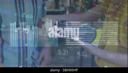 Donna in giallo e uomo in strisce che analizzano i dati su terrazze all'aperto, con tablet, grafici fluttuanti Foto Stock