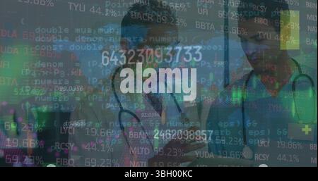 Immagine di trading board in movimento, codici di programmazione su medici maschi caucasici sorridenti che discutono Foto Stock