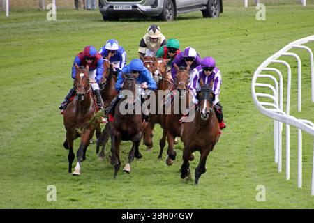 Epsom Downs, Surrey, Inghilterra, Regno Unito. 6 giugno 2025. Corse ippiche Ladies Day a Epsom Downs, Surrey. Cavalli nella Coronation Cup che si svolge intorno a Tattenham Corner. Il vincitore è stato Jan Brueghel al sesto posto, guidato da Ryan Moore in claret e blu. Prima della gara, il favorito numero 3 Calandagan in verde finì secondo. Crediti: Julia Gavin/Alamy Live News Foto Stock