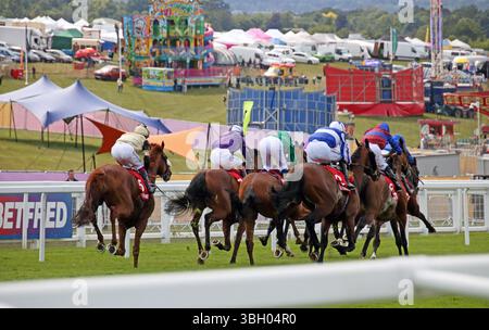 Epsom Downs, Surrey, Inghilterra, Regno Unito. 6 giugno 2025. Corse ippiche Ladies Day a Epsom Downs, Surrey. Cavalli nella Coronation Cup che si svolge intorno a Tattenham Corner. Il vincitore è stato Jan Brueghel al sesto posto, guidato da Ryan Moore in claret e blu. Prima della gara, il favorito numero 3 Calandagan in verde finì secondo. Crediti: Julia Gavin/Alamy Live News Foto Stock
