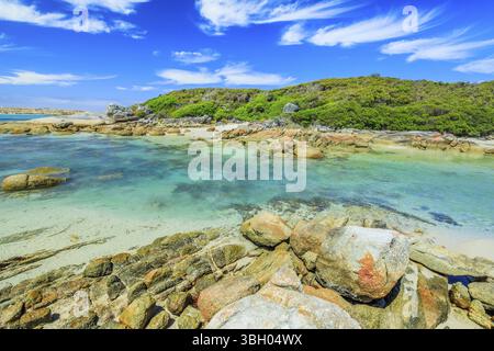 La panoramica Madfish Island ha le migliori piscine rocciose di William Bay. William Bay NP, regione di Albany, Australia Occidentale. Giornata di sole con cielo blu. Popolare estate d Foto Stock