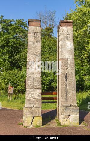 Pilastri di sostegno per l'arte dell'acqua ondulata nelle saline, 1000 anni di produzione del sale a Bad Sooden, Allendorf, quartiere di Bad Sooden, città h Foto Stock