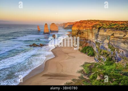 Vista spettacolare delle pile che comprendono i dodici Apostoli al tramonto, una delle attrazioni principali del Parco Nazionale di Port Campbell. Grande Ocea Foto Stock
