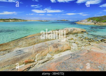 William Bay NP, Danimarca e regione di Albany, Australia Occidentale. Le acque riparate di Madfish Bay sono circondate da formazioni rocciose. Popolare estate di viaggi des Foto Stock