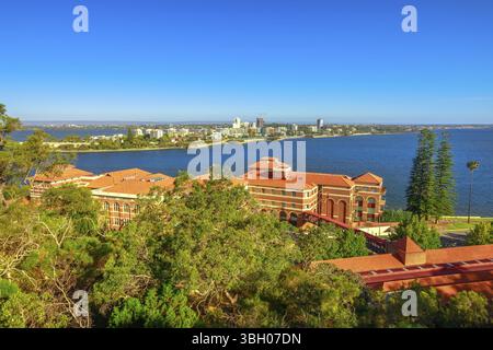 Vista aerea del sobborgo di South Perth dal Kings Park e dal giardino botanico sul fiume Swan, Australia Occidentale. Giorno di sole, cielo blu con spazio per le copie. Pert Foto Stock