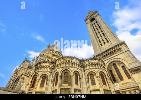Lato posteriore della basilica del Sacre Coeur de Montmartre in una bella giornata di sole con cielo blu. Chiesa del Sacro Cuore di Parigi in Francia e d'Europa. Religi popolari Foto Stock