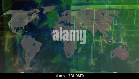 Visualizzazione della sovrapposizione delle mappe mondiali che galleggia sui rack dei data center, con PIN di posizione e icone di posta elettronica Foto Stock