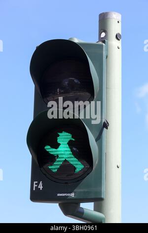 Semaforo verde pedonale con l'Ampelmann a Berlino Foto Stock