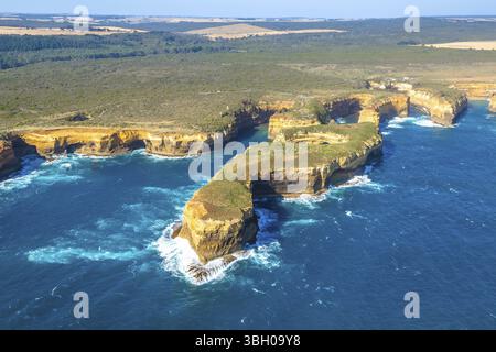 Vista aerea del montone Bird Island in Loch Ard Gorge sulla Great Ocean Road in Victoria, Australia famosa attrazione della nazionale di Port Campbell Par Foto Stock