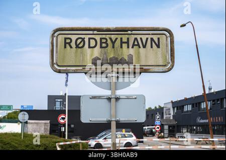Rodbyhavn, Lolland, Danimarca, 21 luglio 2024 - segno del villaggio di Rodbyhavn al punto di arrivo del traghetto, Europa Foto Stock