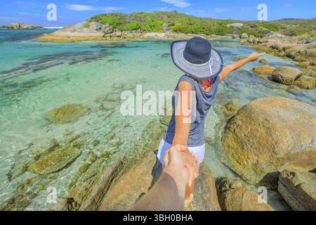 Australia vacanze estive. Follow me POV. Donna in hat tenendo la mano del suo amico a William Bay National Park, regione della Danimarca, Western Australia. Tro Foto Stock