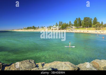 Cottesloe, Australia Occidentale - 2 gennaio 2018: Le donne praticano SUP Surf sulle calme acque di Cottesloe Beach, la spiaggia cittadina più famosa di Perth nell'Oceano Indiano Foto Stock