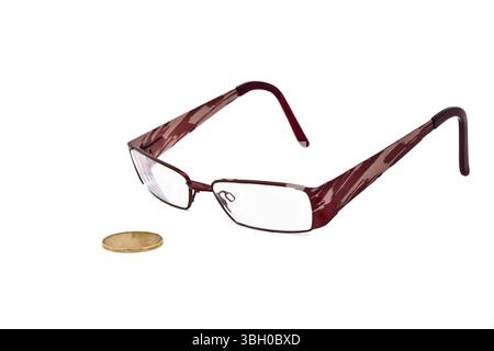 Un paio di occhiali che tengono d'occhio una banconota da dollaro canadese Foto Stock