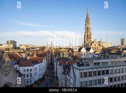 28 giugno 2024 - città vecchia di Bruxelles, Belgio - Vista dell'ora d'oro sul centro storico e sulla torre del municipio Foto Stock