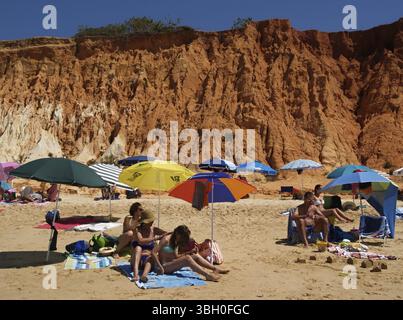 Spiaggia di sabbia molto bella con scogliere di arenaria rossa e bianca sullo sfondo Foto Stock