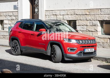OSTRAVA, CECHIA - 5 OTTOBRE 2023: SUV Red Jeep Compass Limited parcheggiato in strada Foto Stock
