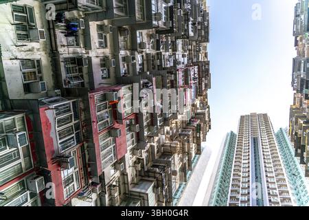 Il popolare luogo tra i turisti chiamato Montane Mansion vicino a Tai Koo a Hong Kong. Vecchio edificio retrò sovraffollato Foto Stock