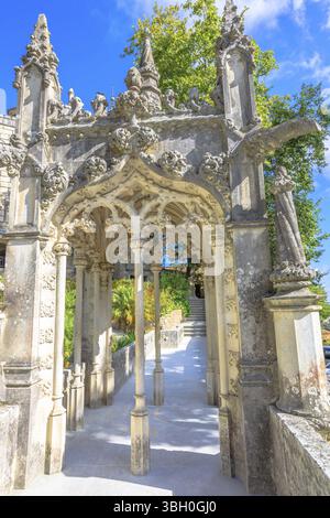 Elementi architettonici del Palazzo Regaleira nel centro storico di Sintra, Portogallo, Europa. Dettagli in stile gotico di Quinta da Regaleira, Europa Foto Stock