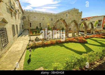 Bella vista aerea del complesso architettonico con fiorito giardino pubblico all'aperto del palazzo vescovile medievale con arcade in Praca do Municipio, vantarti Foto Stock