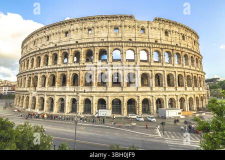 Veduta aerea del Colosseo, del Colosseo, dell'Anfiteatro Flavio, il più grande anfiteatro del mondo e uno dei simboli dell'Italia. Simbolo di Roma, locat Foto Stock