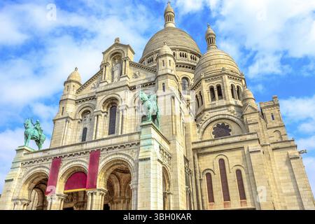 Vista dal basso della facciata del Sacro Cuore di Parigi chiesa in Francia. Basilique du Sacre-Coeur de Montmartre e il quartiere storico di Parigi capitale. Popul Foto Stock