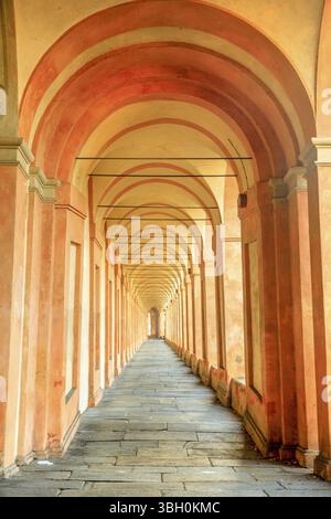 Colonnato della Basilica di San Luca, l'arco più lungo del mondo che conduce al Santuario di San Luca di Bologna in Italia. Architettura backgroun Foto Stock
