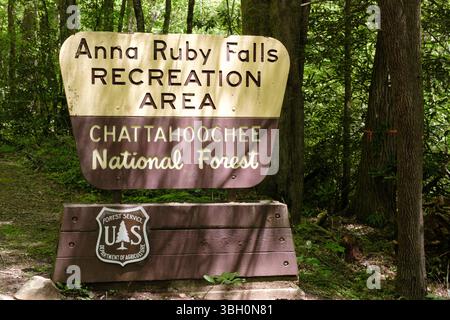 Anna Ruby Falls Recreation area Sign in Chattahoochee National Forest vicino Helen, Georgia Foto Stock