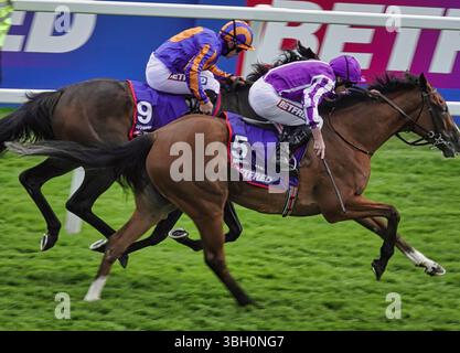Ippodromo di Epsom Downs, Epsom, Surrey, Regno Unito. 6 giugno 2025. The Oaks - un finale serrato con la vincitrice Minnie Hauk (Purple) con Ryan Moore Up, a pochi passi da Whirl (Orange) con Wayne Lordan Up - al Betfred Derby Festival. Crediti: Motofoto/Alamy Live News Foto Stock