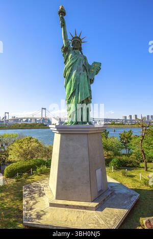 Paesaggio urbano della Statua della libertà e del Ponte dell'Arcobaleno, icone dell'Isola di Odaiba a Tokyo, Giappone. Replica della famosa Statua della libertà di New York. Tokyo Foto Stock
