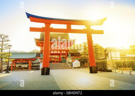 Una gigantesca porta torii di fronte alla porta Romon all'ingresso del santuario Foto Stock