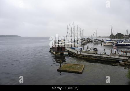 Guldborg, Lolland, Danimarca, 22 luglio 2024 - Vista sul porto locale in riva al mare durante un giorno coperto di pioggia, in Europa Foto Stock