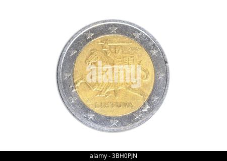 Moneta lituana da due euro primo piano con il simbolo del cavaliere Lietuva della Lituania. Isolato su sfondo bianco. Lato testa Foto Stock