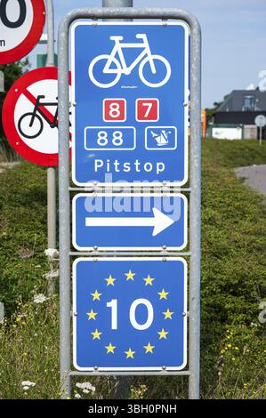 Rodbyhavn, Lolland, Danimarca, 21 luglio 2024 - segno del percorso Euro velo 10, una strada ciclistica internazionale, Europa Foto Stock