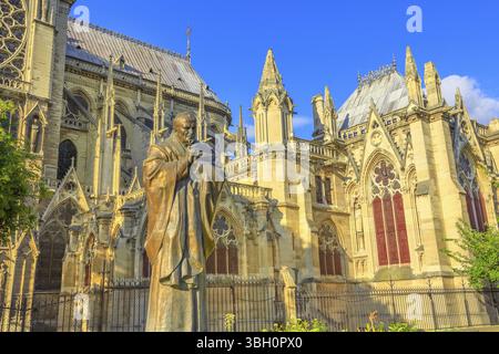 Dettagli della statua di Papa Giovanni Paolo II sul lato della chiesa Notre Dame di Parigi, Francia. Architettura gotica della Cattedrale di Parigi, Ile de la Cite. Beautifu Foto Stock