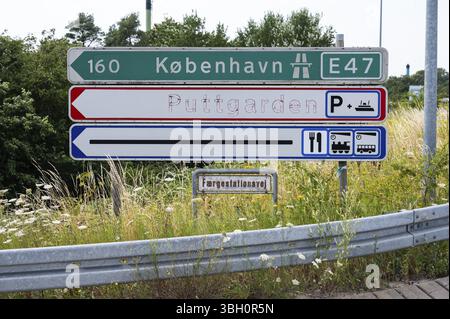 Rodbyhavn, Lolland, Danimarca, 21 luglio 2024 - indicazioni stradali per la E47 per Copenaghen e il traghetto per Puttgarden, Europa Foto Stock