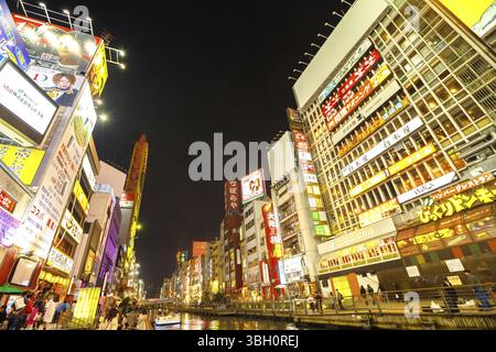 Osaka, Giappone - 29 Aprile 2017: la vita notturna e la città di canale Dotonbori con ponte in strada Dotonbori, Namba, un famoso shopping e intrattenimento Foto Stock