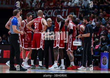 Milano, Italia. 5 giugno 2025. Ettore Messina capo allenatore di EA7 Emporio Armani Milan parla con i suoi giocatori durante LBA Lega Basket Una partita di semifinale di gara 3 2024/25 tra EA7 Emporio Armani Milan e Virtus Segafredo Bologna all'Unipol Forum. Punteggio finale EA7 Emporio Armani Milano 68 | 78 Virtus Segafredo Bologna crediti: dpa/Alamy Live News Foto Stock