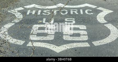 Primo piano del cartello stradale sulla storica Route 66 a Barstow, nel deserto del Mojave. Mother Road o Sixty Six background, Stati Uniti d'America Foto Stock