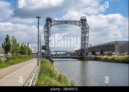 Neder-over-Heembeek, Belgio, 8 giugno 2024 - percorso ciclabile sulle rive del canale marino e del ponte industriale di Buda, Europa Foto Stock