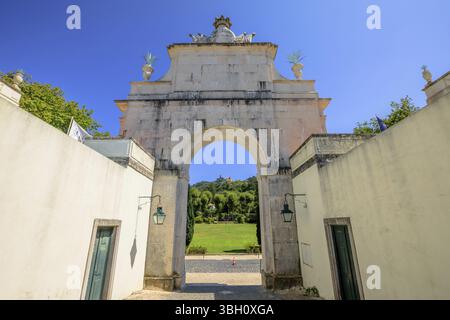 Vista del Palácio da pena in cima alla collina, vista dal Palazzo Seteais. Città vecchia di Sintra, quartiere di Lisbona, Portogallo. Bella giornata di sole. Paesaggio culturale di si Foto Stock