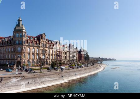 Un'ampia e pittoresca vista della storica passeggiata sul lungomare di Costanza (Costanza), Germania, lungo le tranquille rive del lago di Costanza (Bodensee) Foto Stock
