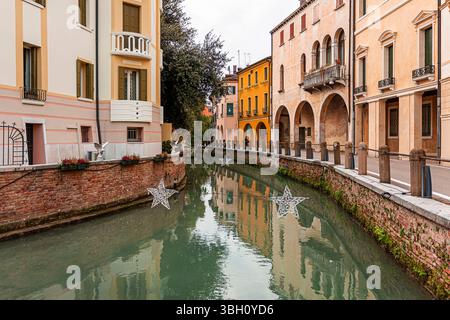 La magia del Natale tra i canali di Treviso Foto Stock