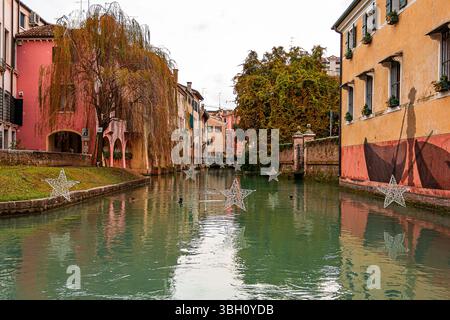 La magia del Natale tra i canali di Treviso Foto Stock