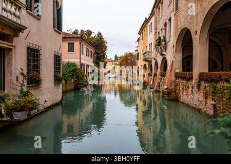 La magia del Natale tra i canali di Treviso Foto Stock