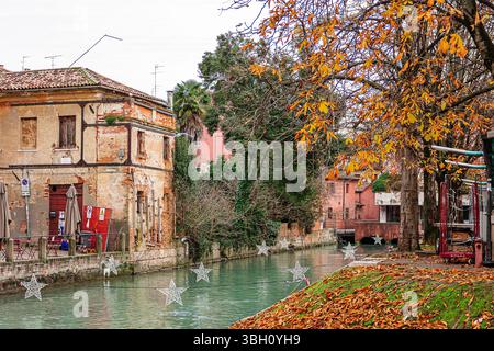 La magia del Natale tra i canali di Treviso Foto Stock