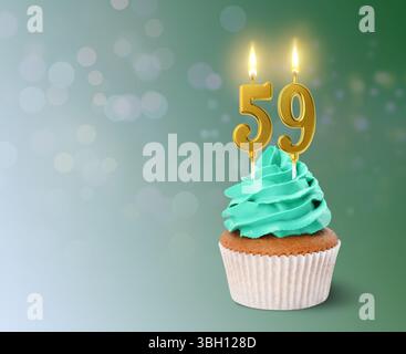 Delizioso cupcake con candele a forma di numero bruciate su sfondo turchese, spazio per il testo. 59° compleanno o altra occasione speciale Foto Stock