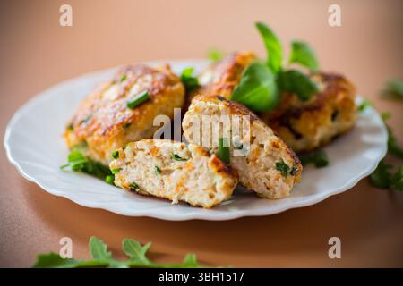 Cotolette di pollo croccanti per cena da vicino dall'alto. Foto Stock