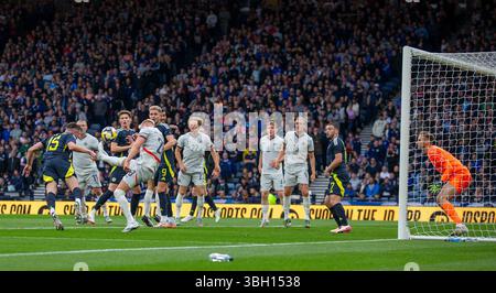 Hampden Park, Glasgow, Regno Unito. 6 giugno 2025. Amichevole internazionale di calcio, Scozia contro Islanda; John Souttar della Scozia testa e segna al 25° minuto per renderlo 1-1 Credit: Action Plus Sports/Alamy Live News Foto Stock