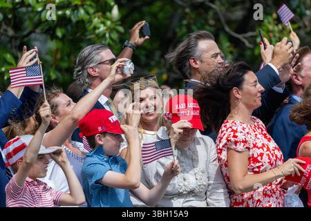 I sostenitori del presidente degli Stati Uniti Donald J. Trump guardano al fatto che Marine One si solleva dal South Lawn della Casa Bianca a Washington, DC, USA. 6 giugno 2025. Kilmar Abrego García è in custodia federale e sta tornando negli Stati Uniti per affrontare le accuse federali. Crediti: SIPA USA/Alamy Live News Foto Stock