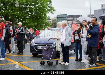 Liverpool, Merseyside, Regno Unito. 26 maggio 2025. Migliaia di tifosi fiancheggiano le strade del centro città per la Premier League Cham del Liverpool Football Club 2025 Foto Stock